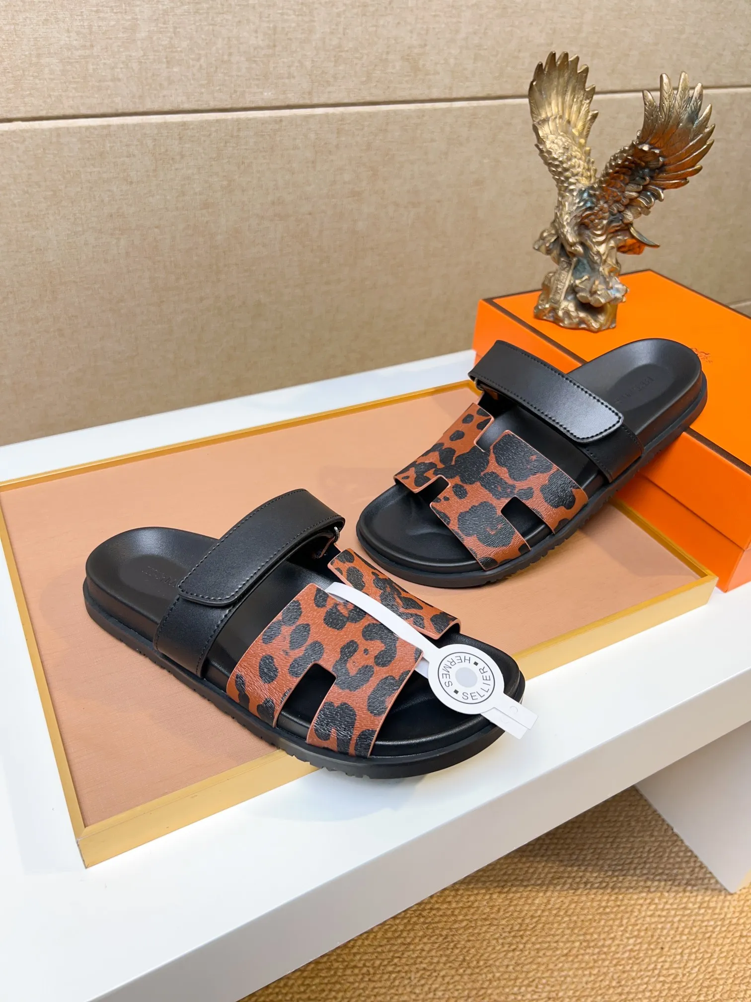 Men's clothing and shoes 💰340 💅💅💅 new arrival. Hermes Hermes official website latest counter synchronized new oran color leather H slippers, the original Paris version flew back to the original model and opened the mold to make it perfectly🍌The highest quality Sincerity, you can enter and leave the counter at will [Deyi] The upper is made of original customized  colored palm prints, crocodile print, ostrich print, colored cow leather, colored cow suede, 🤔 horse hair, 🥳 colored diamonds, 🥰 3D printing, and other genuine leather slippers, imported cow pattern foot pad lining, Italian  latest original genuine leather combination outsole Code number: 38-48 (customized at 46.47.48) Can be made into picture combination sole with genuine leather pattern and ordinary molded outsole